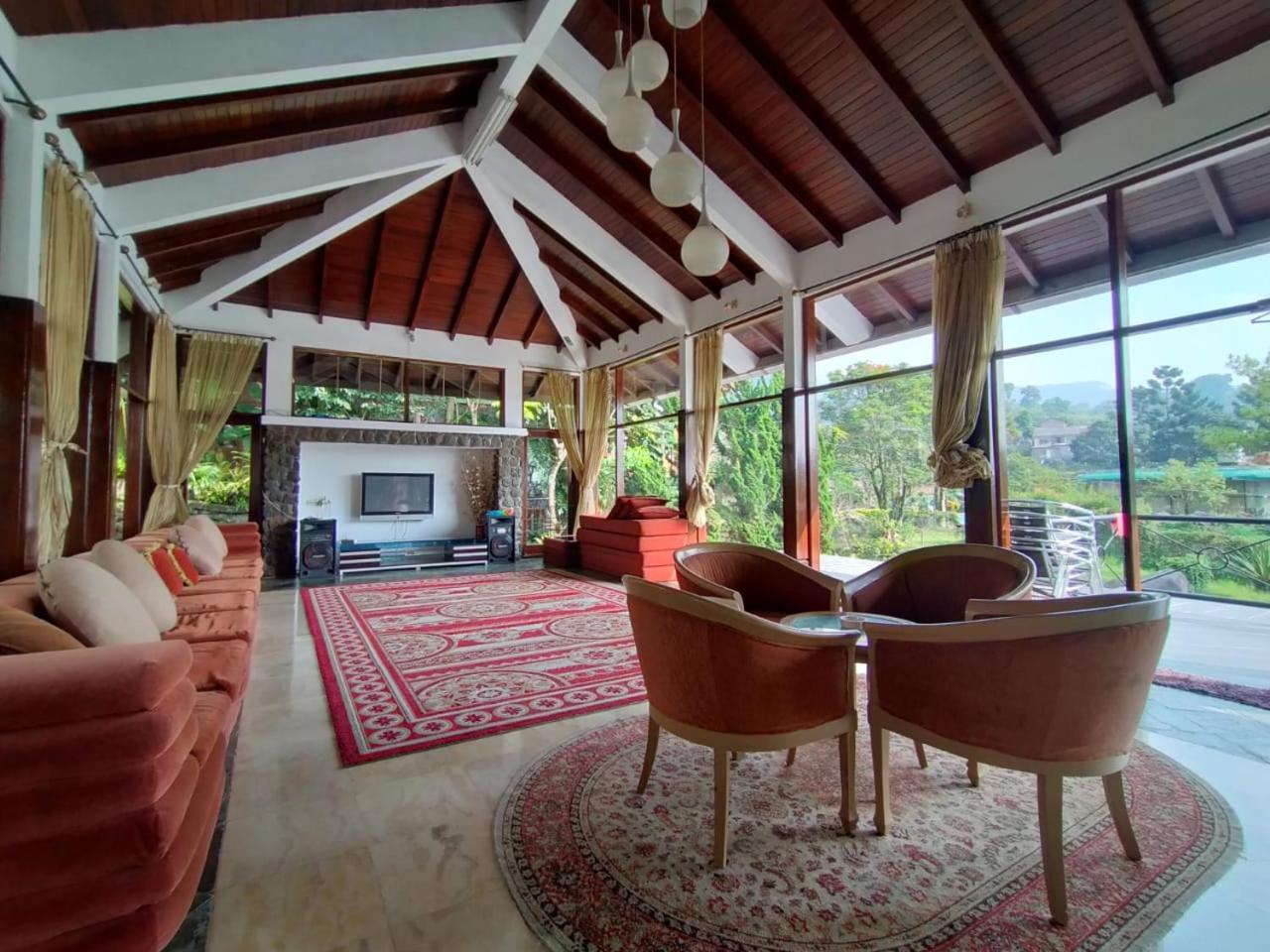 Villa Bukit Danau Lot 14 Cinengangirang Экстерьер фото